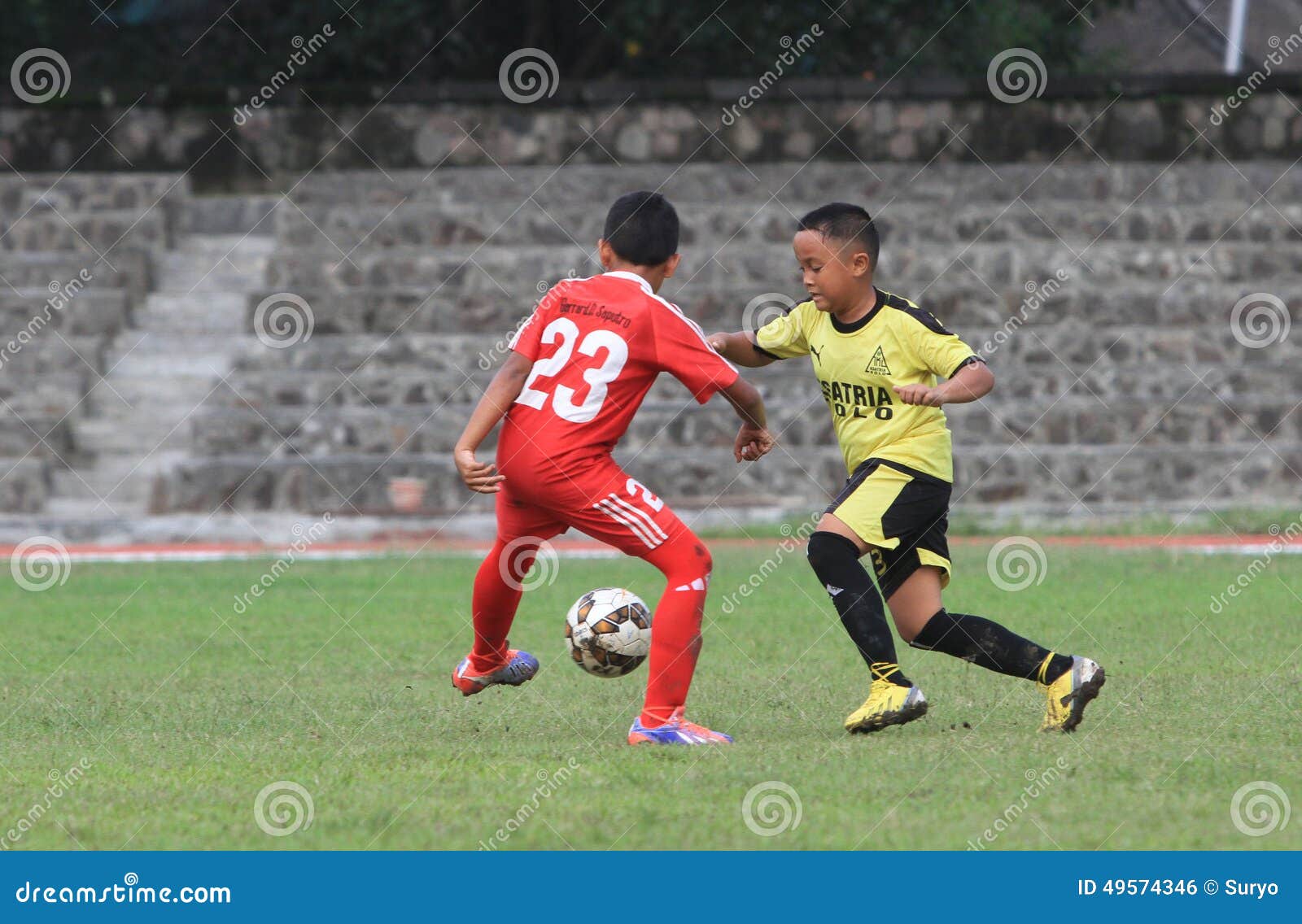 I bambini stavano giocando a calcio in uno stadio nella città di Java solo e centrale, Indonesia