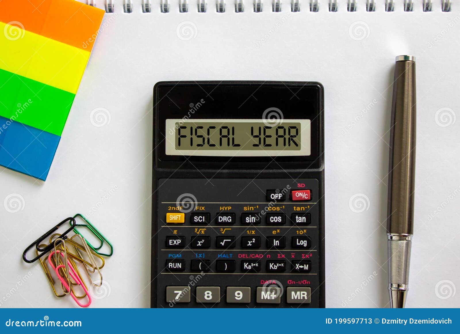 Calcolatrice con iscrizione anno fiscale bianco nota colorata carta penna. concetto aziendale