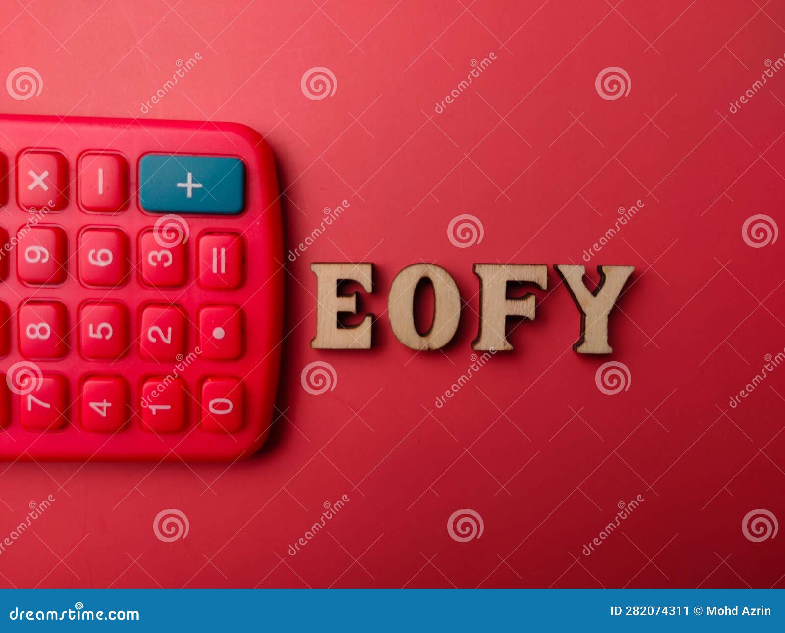 Una calcolatrice rosa con la parola calcolatrice in alto.