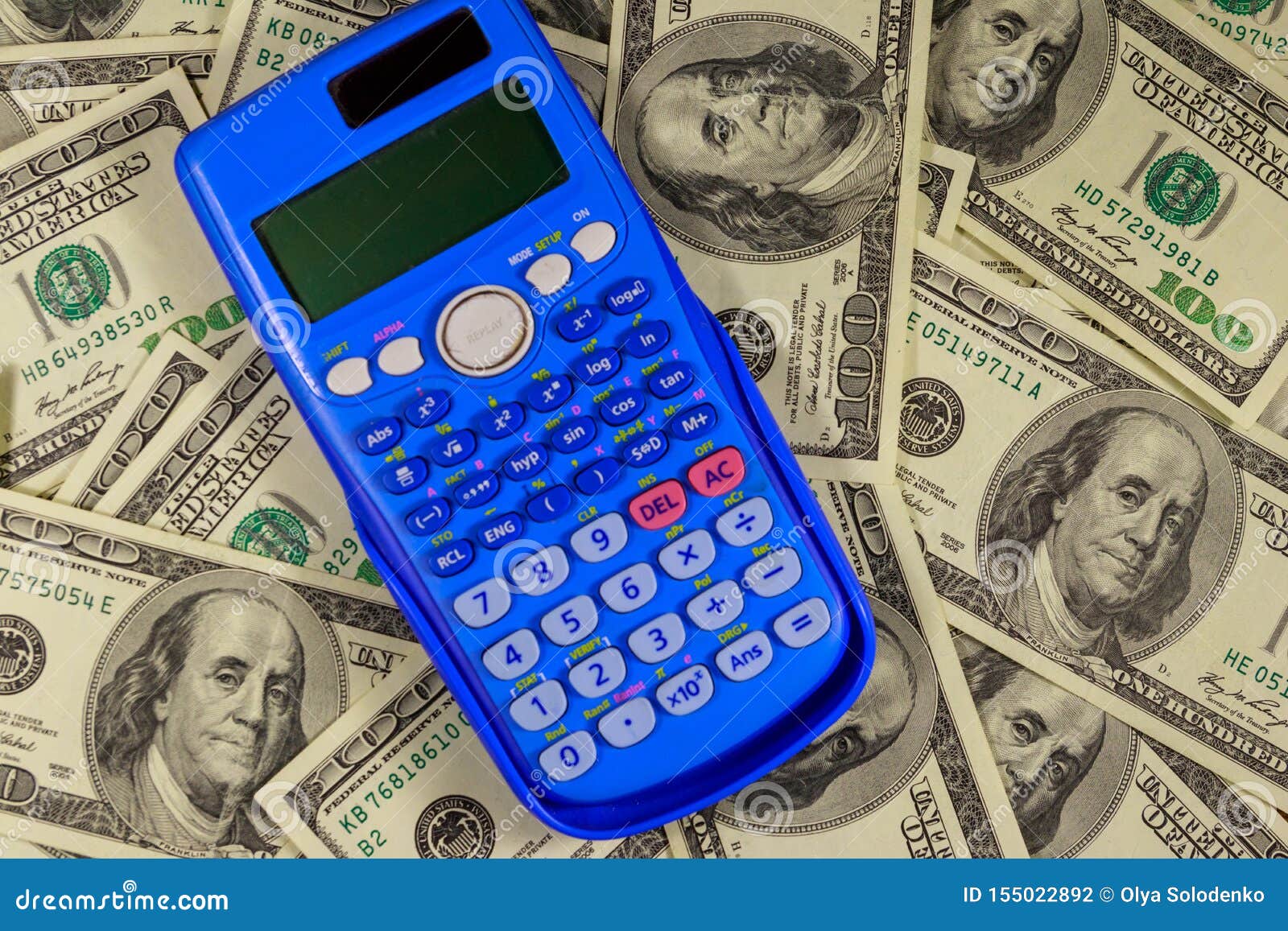 Calculadora En Fondo De Los Billetes De D lar Del Americano Ciento Foto calculadora-en-fondo-de-los-billetes-de-d-lar-del-americano-ciento-foto
