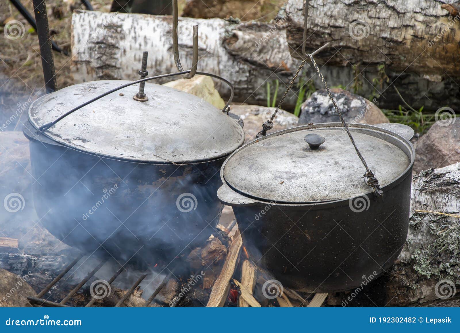 Calderos Metálicos Con Tapa Se Calientan Y Ahuman Sobre Un Fuego En El  Bosque Platos Turísticos Para Cocinar. Foto de archivo - Imagen de  cocinero, kitchenware: 192302482