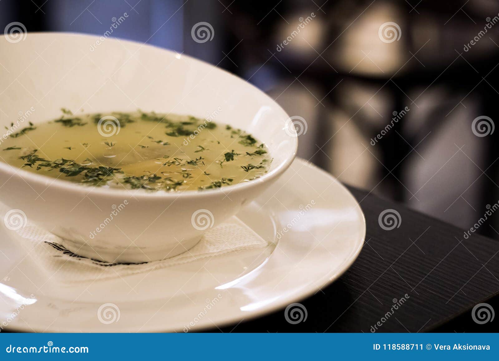 Caldo De Pollo Con Las Hierbas En Una Tabla De Madera Imagen de archivo