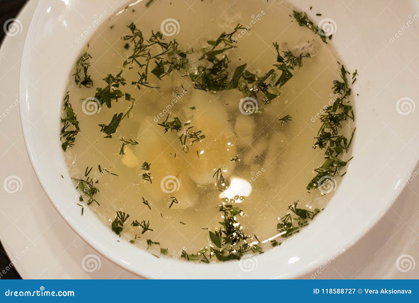 Caldo De Pollo Con Las Hierbas En Una Tabla De Madera Imagen de archivo