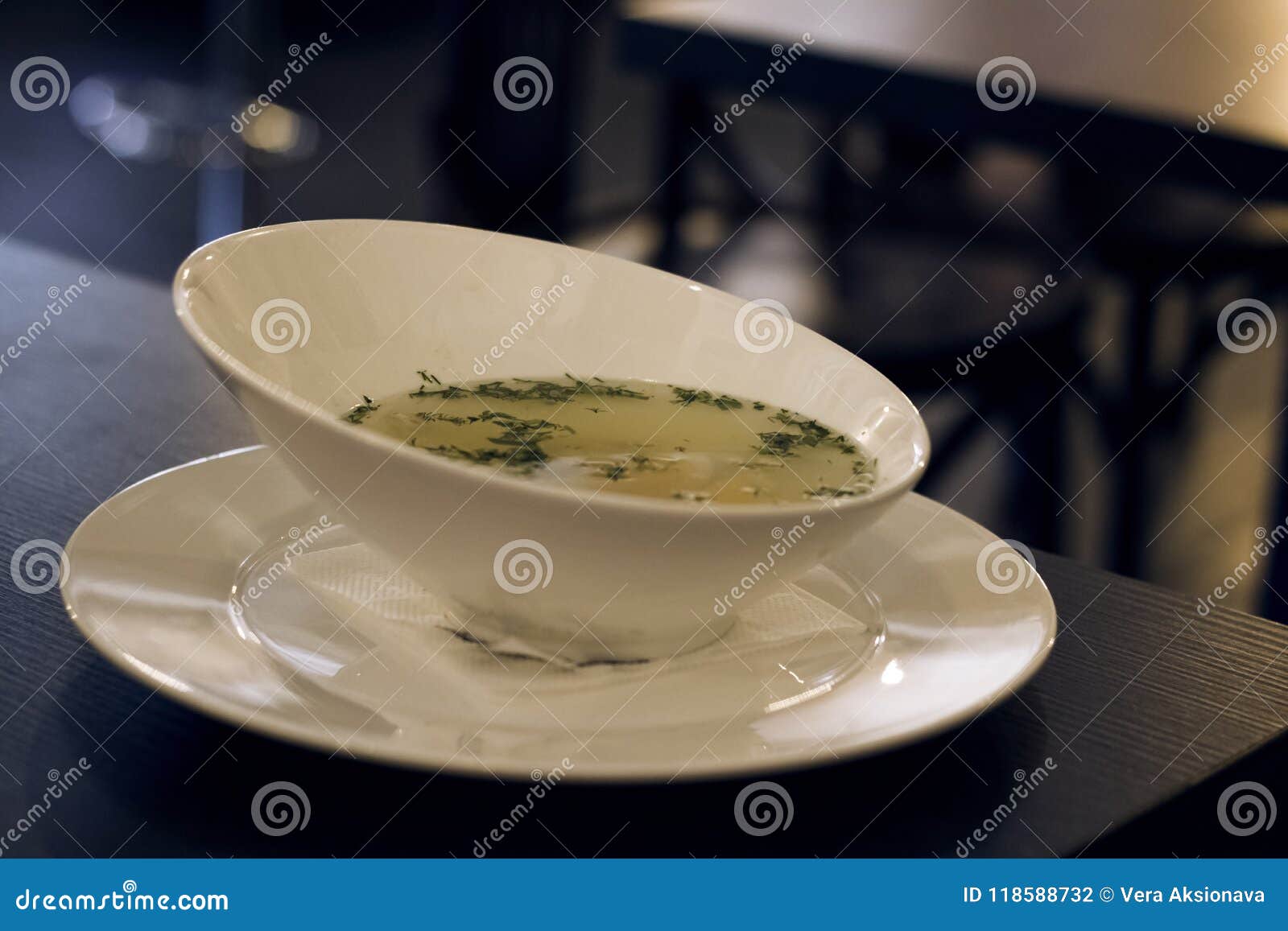 Caldo De Pollo Con Las Hierbas En Una Tabla De Madera Foto de archivo