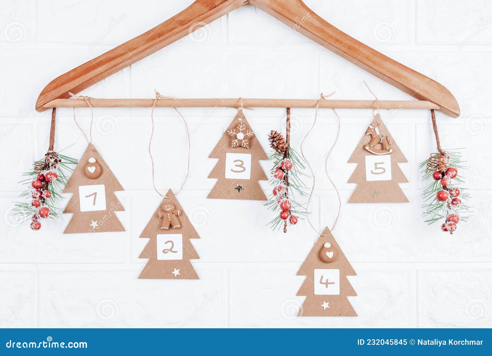 Calendário Com árvore De Natal Artesanal Com Números De Madeira Num Cabide. Imagem de Stock - Imagem de outdoor, dezembro: 232045845 Calendário Com árvore De Natal Artesanal Com Números De Madeira Num Cabide. Imagem de Stock - Imagem de outdoor, dezembro: 232045845