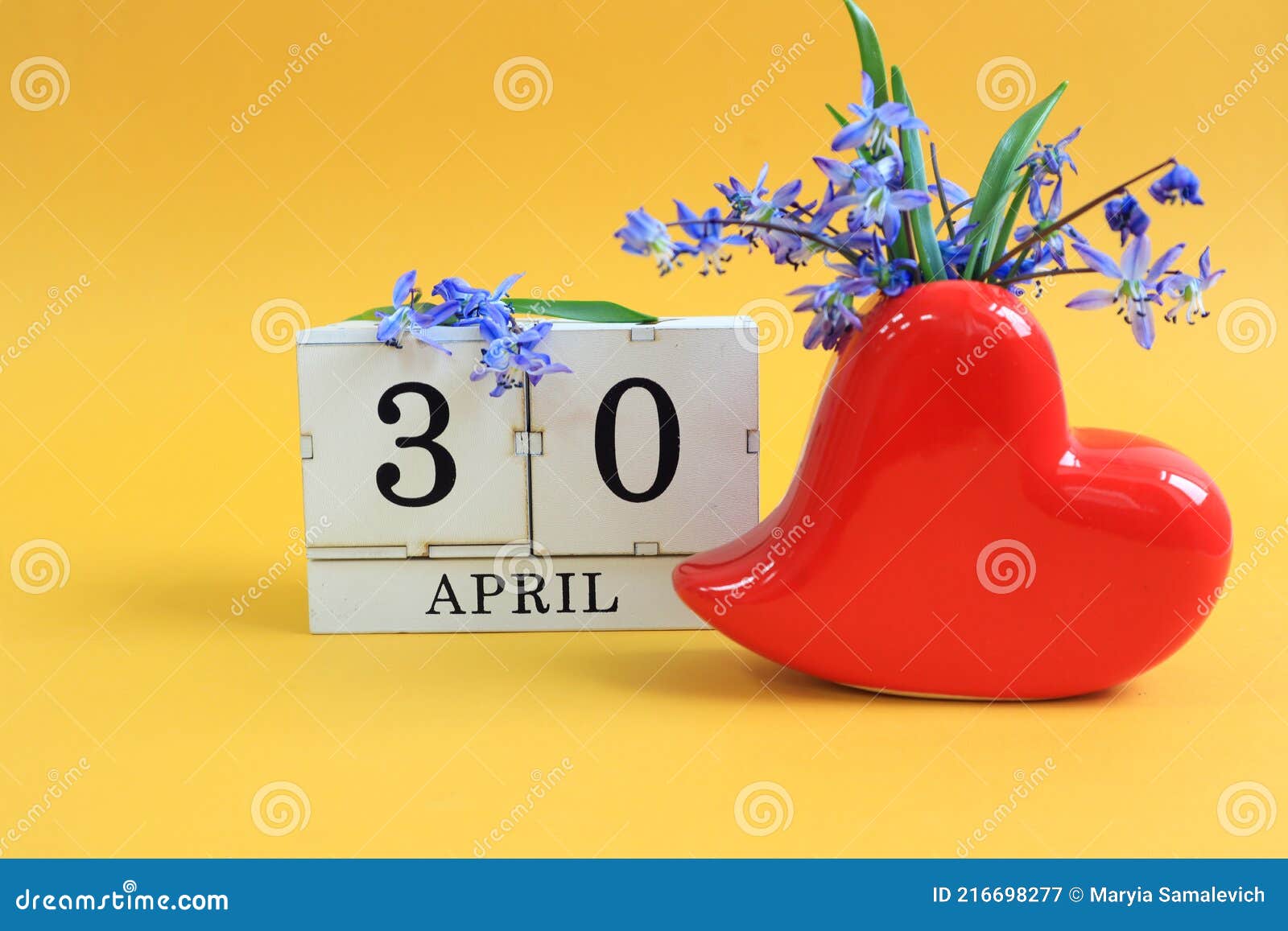 Calendário Para 30 De Abril : Um Buquê Em Um Vaso Em Forma De Coração Com  Flores Azuis E Números Em 30 Cubos O Nome Do Mês Em Imagem de Stock -