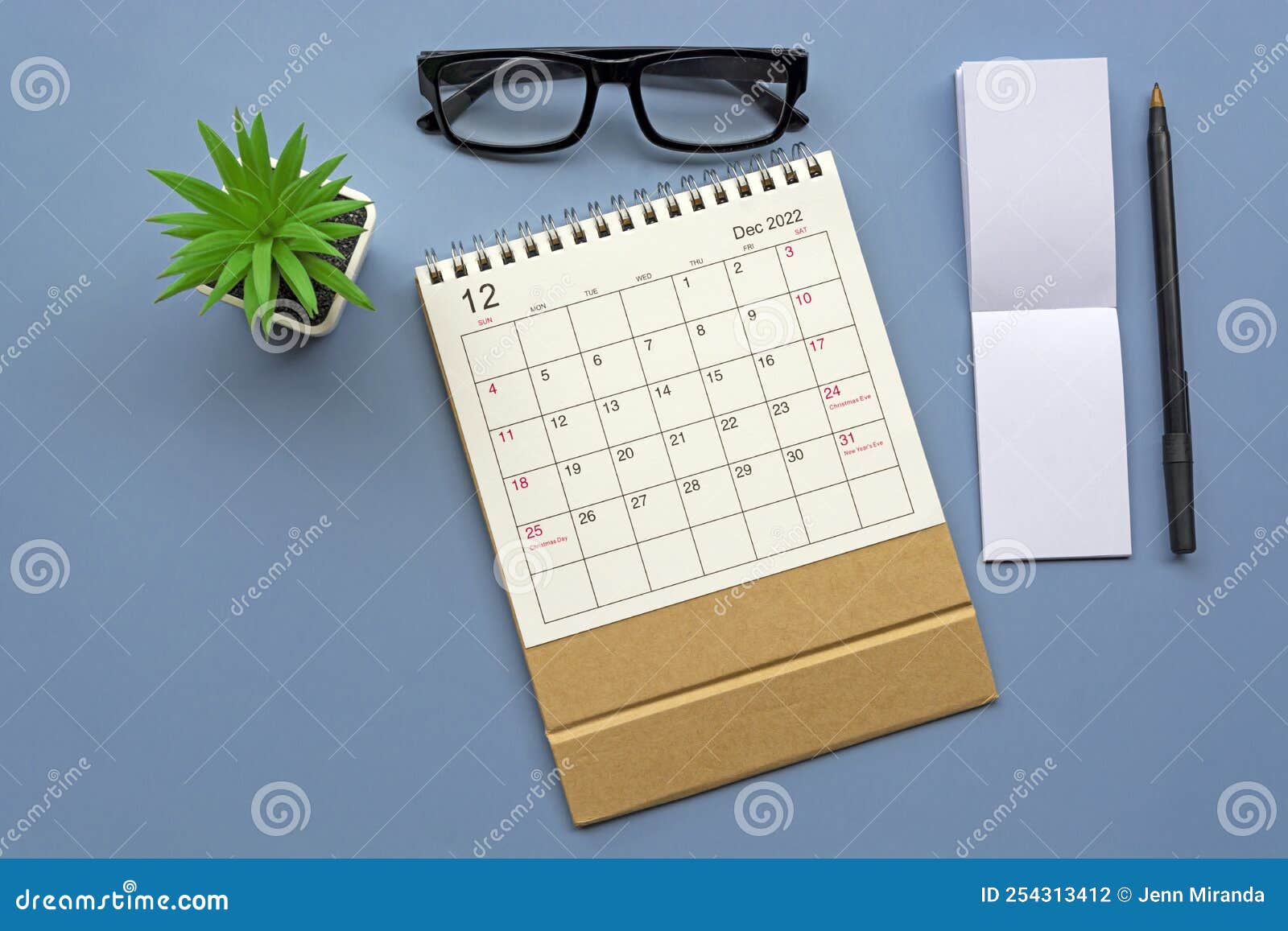 Calendrier De Bureau Décembre 2022 Avec Bloc-notes Sur Fond Bleu. Espace De  Copie. Photo stock - Image du datte, affaires: 254313412