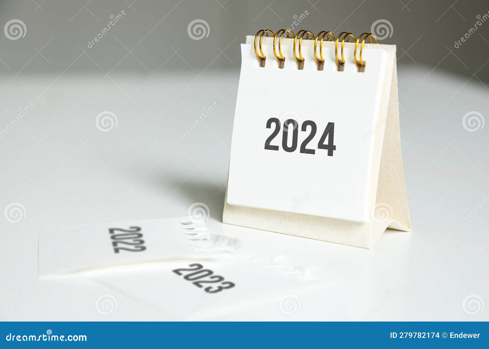 Calendrier De L'année 2024 Sur La Table De Bureau. Changement D'année De  2023 à 2024 Photo stock - Image du vacances, industrie: 279782174