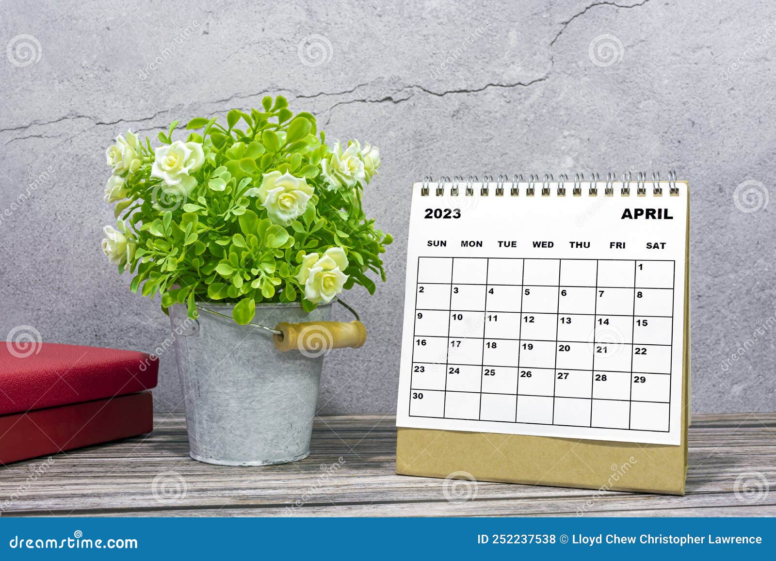 Calendrier Du Bureau D'avril 2023 Sur Bureau En Bois Avec Pots De Plantes  Et Livres. Photo stock - Image du rappel, fond: 252237538