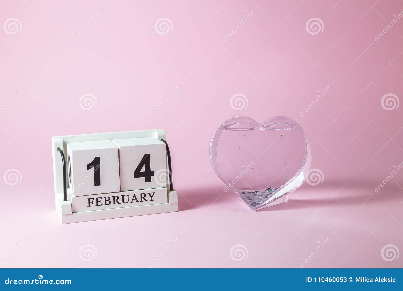 Calendrier en bois avec le coeur sur le fond rose Concept d'amour et de Saint Valentin. Calendrier en bois avec le coeur sur le fond rose Concept de jour du ` s d'amour et de Valentine