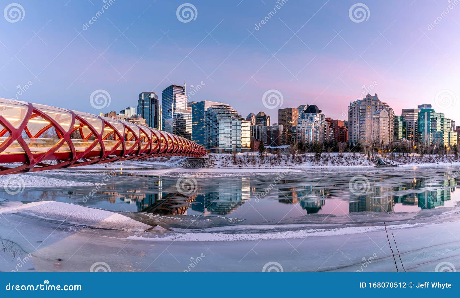 Calgary's Skyline entlang des Bow River mit der Friedensbrücke sichtbar Jahreszeit ist Winter