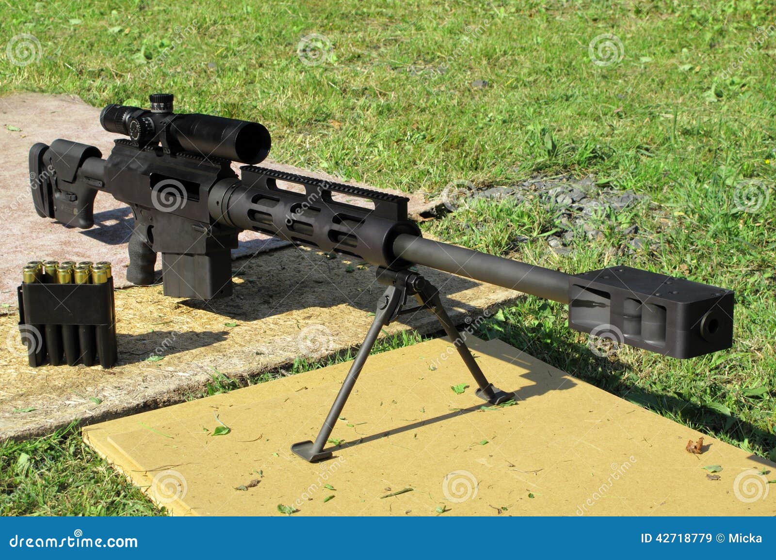 Calibre Do Rifle De Atirador Furtivo 50 BMG Na Parte Dianteira