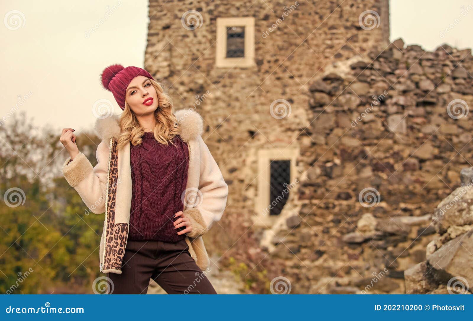 Calidez Y Moda. Mujer Usa Abrigo De Peluche. Ropa De Invierno. Armario Para  El Tiempo Frío. Niñas Paradas Cerca De Ruinas De Piedr Foto de archivo -  Imagen de maquillaje, ocasional: 202210200