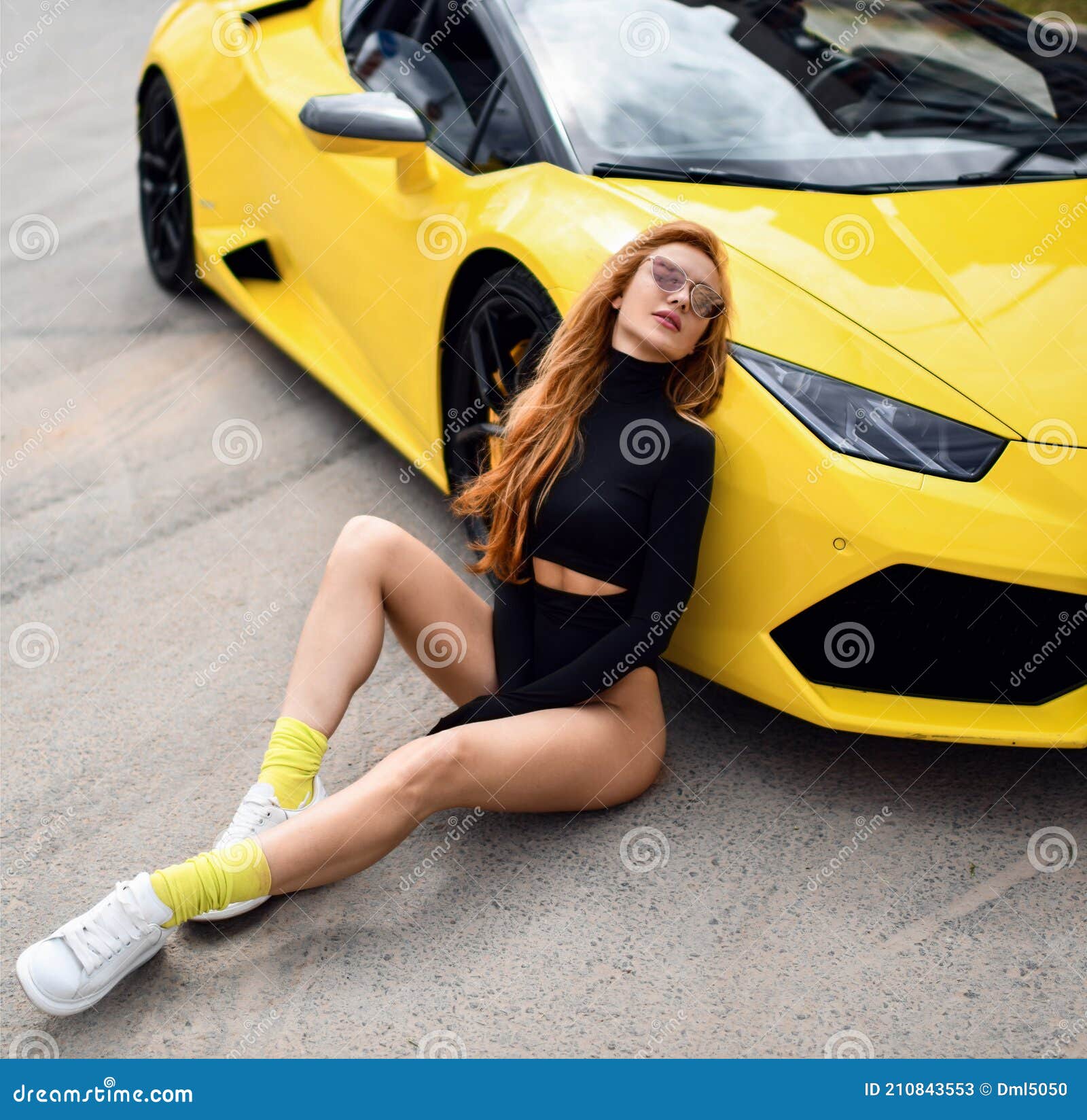 Atleta mujer sexy en ropa deportiva ha cabido cuerpo seis pack relajarse en  el estadio después del entrenamiento deportivo, deporte: fotografía de  stock © stetsik #558778048