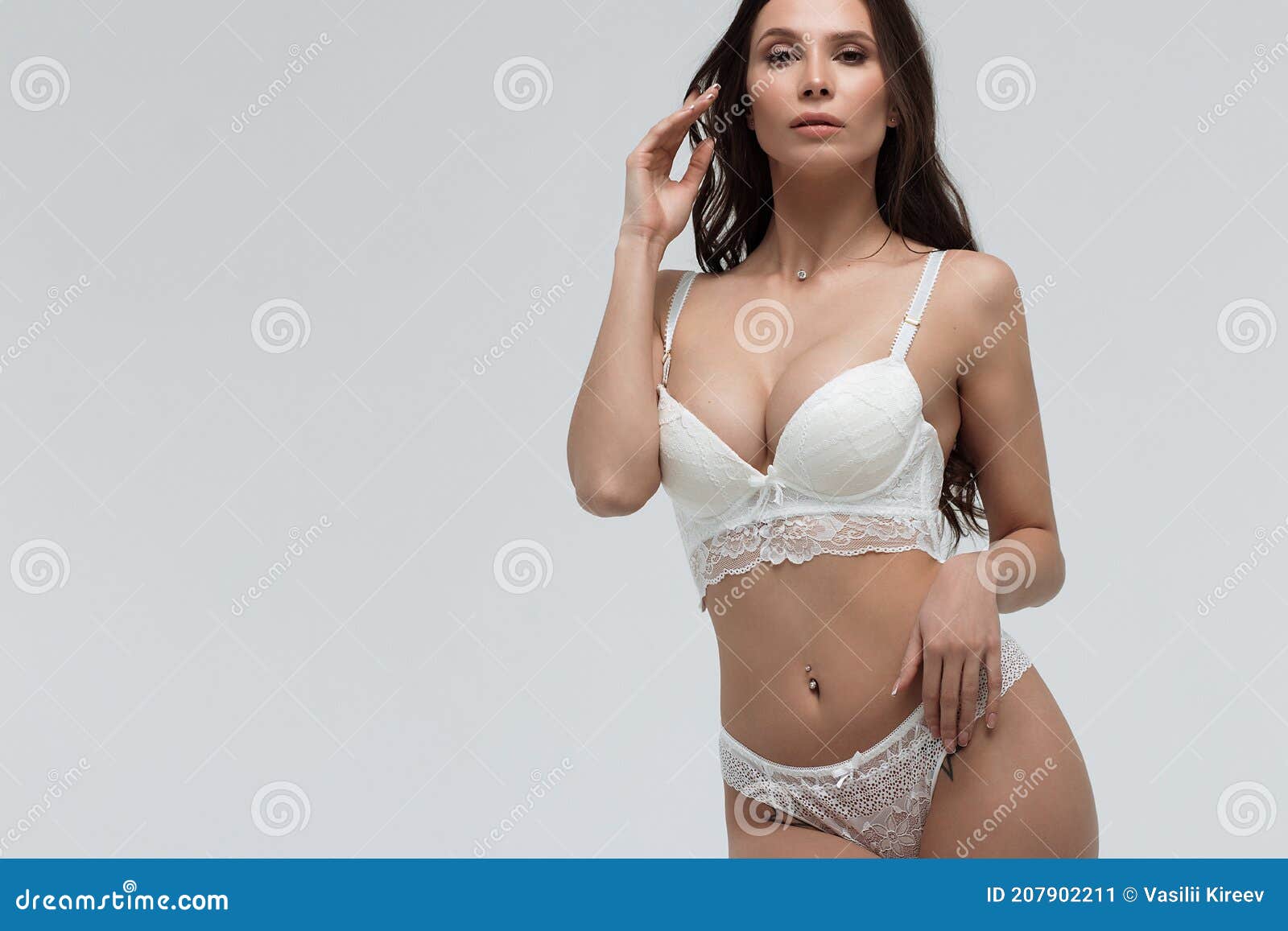 Caliente Sexy Mujer En Encaje Blanco Lencería Cámara Tocando Cuerpo Imagen de archivo - Imagen de perfecto, manera: 207902211