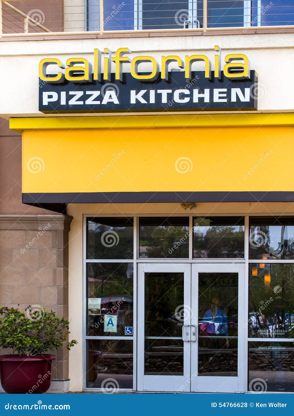 California Pizza Kitchen Exterior Valencia Ca Usa May Casual Dining Restaurant Chain 54766628 