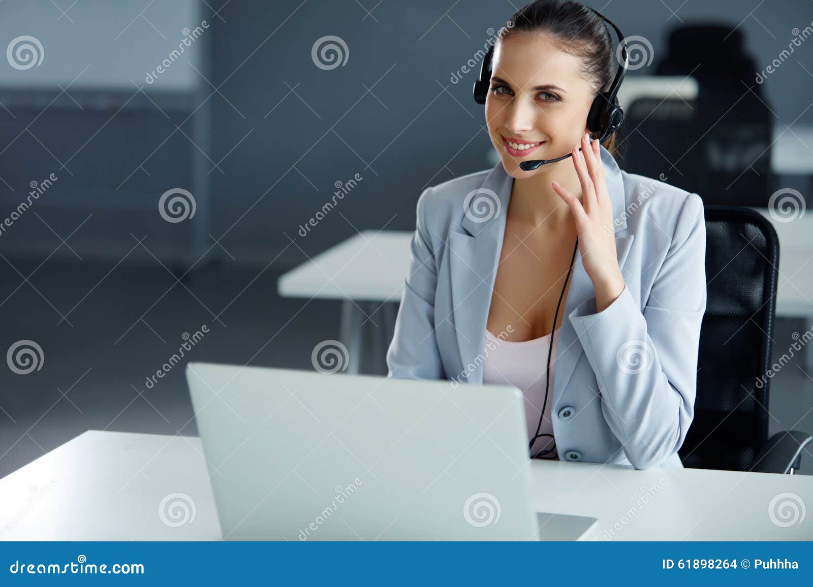 call center operator sitting infront of her computer