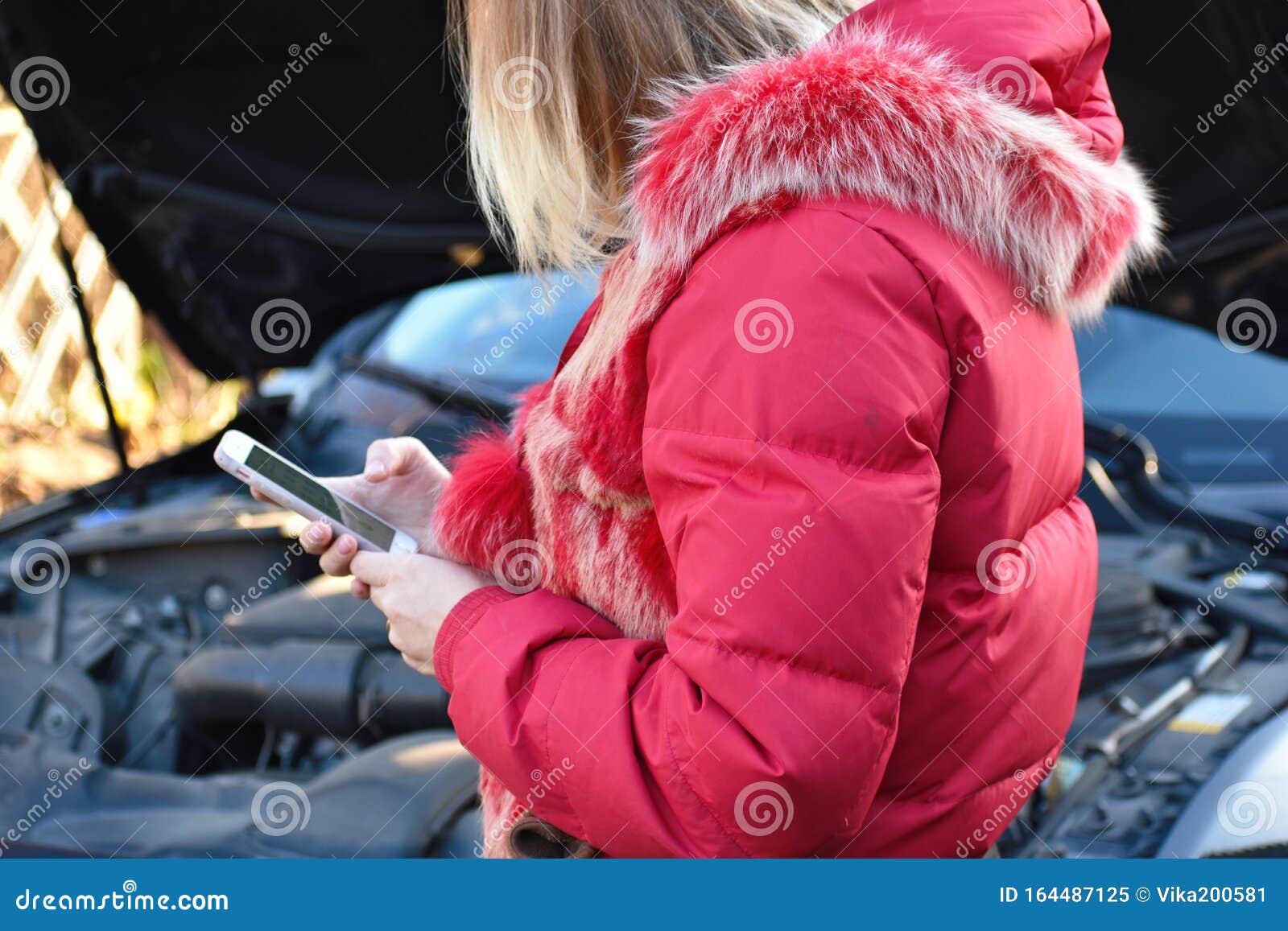 call-a-repairman-from-a-car-service-help-on-the-road-stock-image