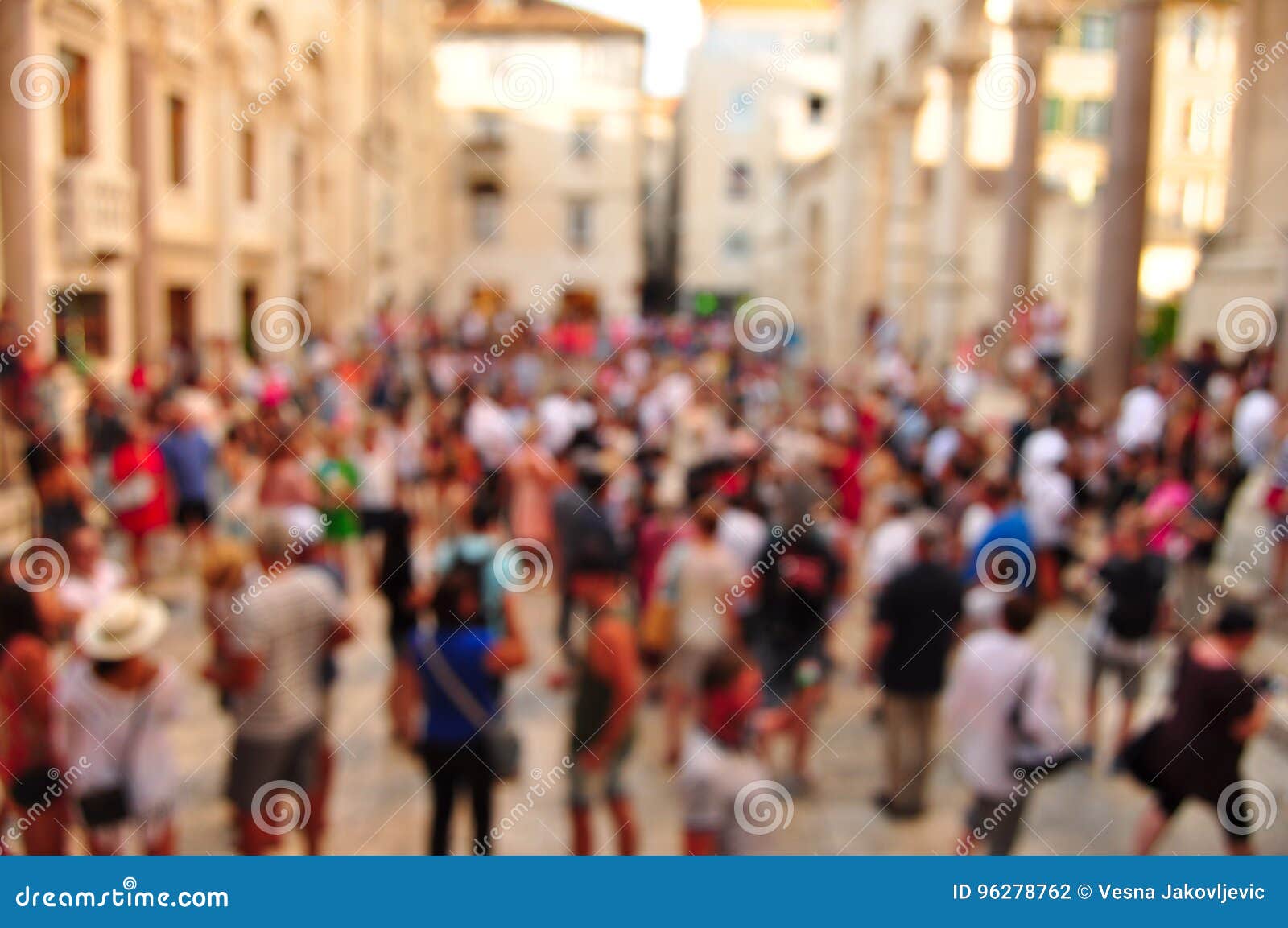 Calle apretada y gente borrosa en el movimiento. Gente borrosa en la calle en un sitio histórico