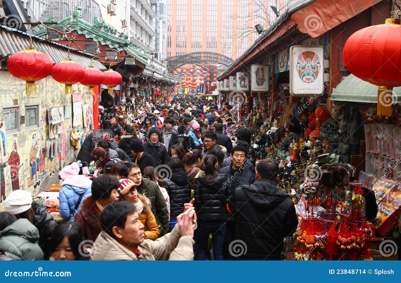 Calle china de las compras. Una calle china apretada de las compras