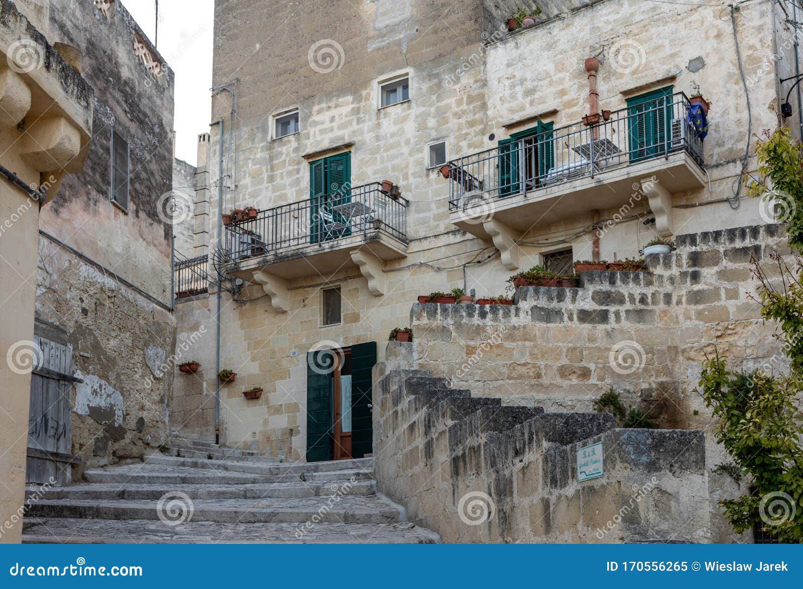 Calle Cobblestone en Sassi di Matera un distrito histórico en la ciudad de Matera Basilicata Italia