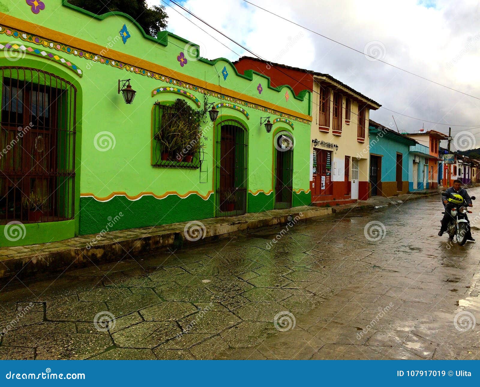 Calle Colonial Típica De San Cristobal De Las Casas En Un Día Lluvioso  Imagen de archivo editorial - Imagen de colonial, calle: 107917019