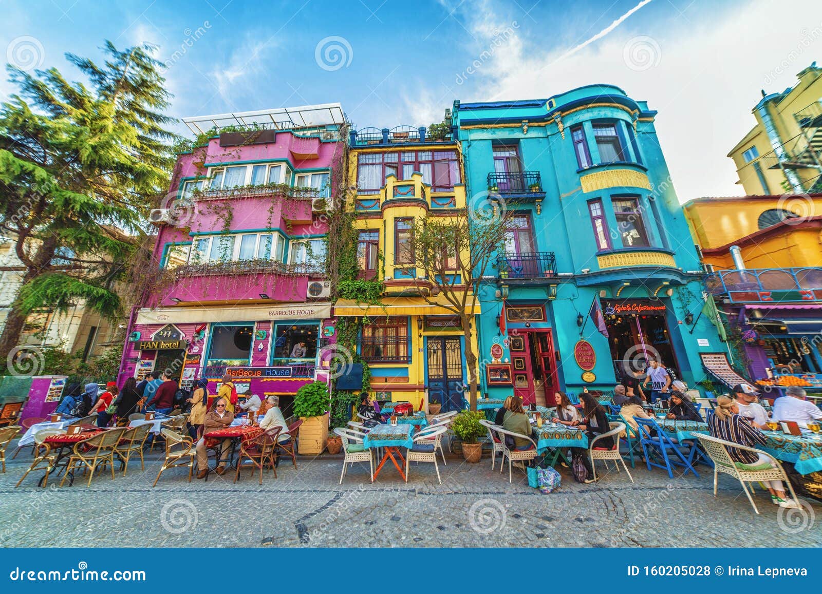 Calle Con Casas Coloridas Y Café Multicolor En Estambul, Sultanahmet Foto  de archivo editorial - Imagen de historia, famoso: 160205028