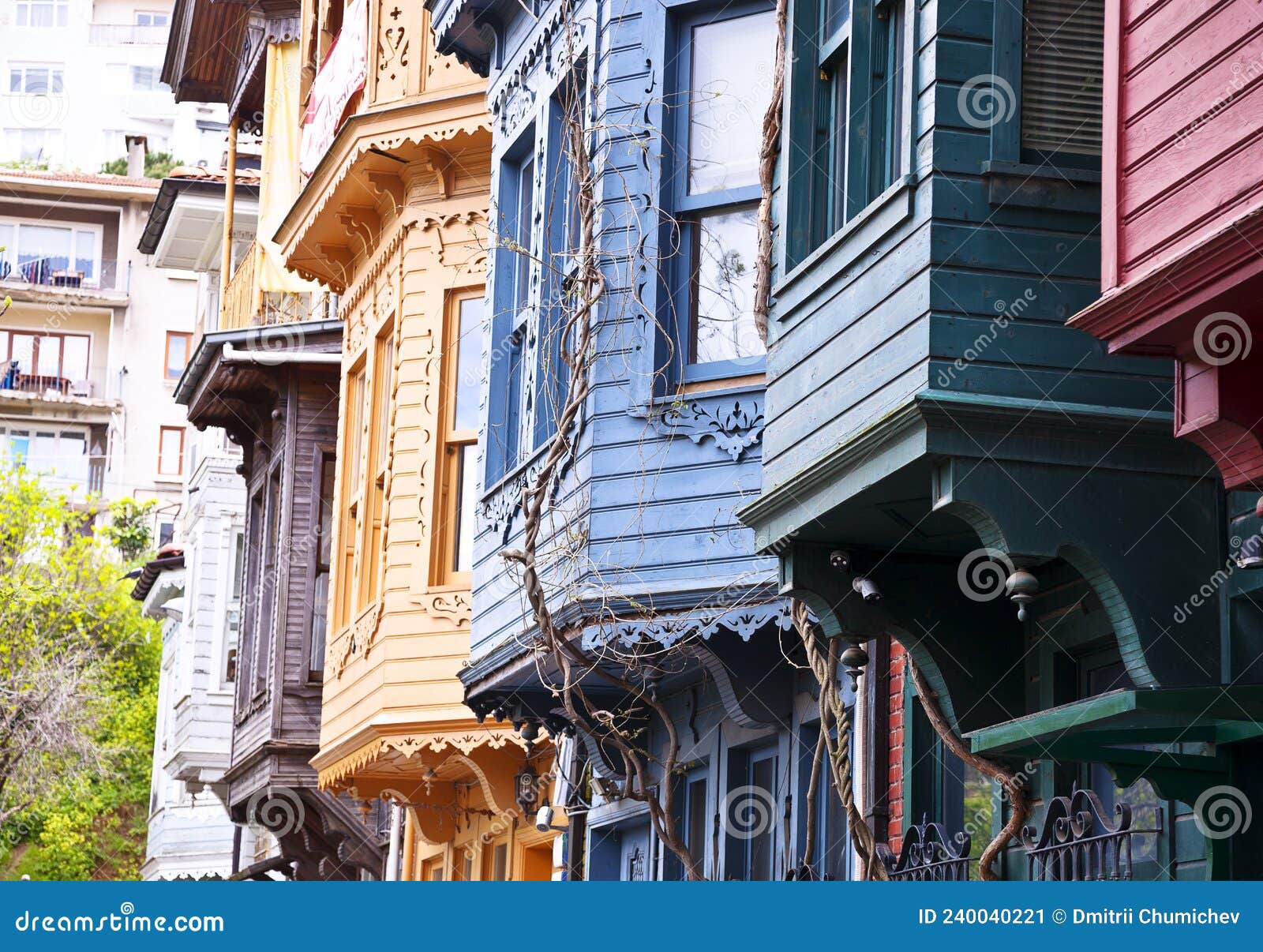 Calle Con Casas De Colores En El Distrito Kusgunjuk De Turquía De Estambul  Imagen de archivo - Imagen de coloreado, musulmanes: 240040221