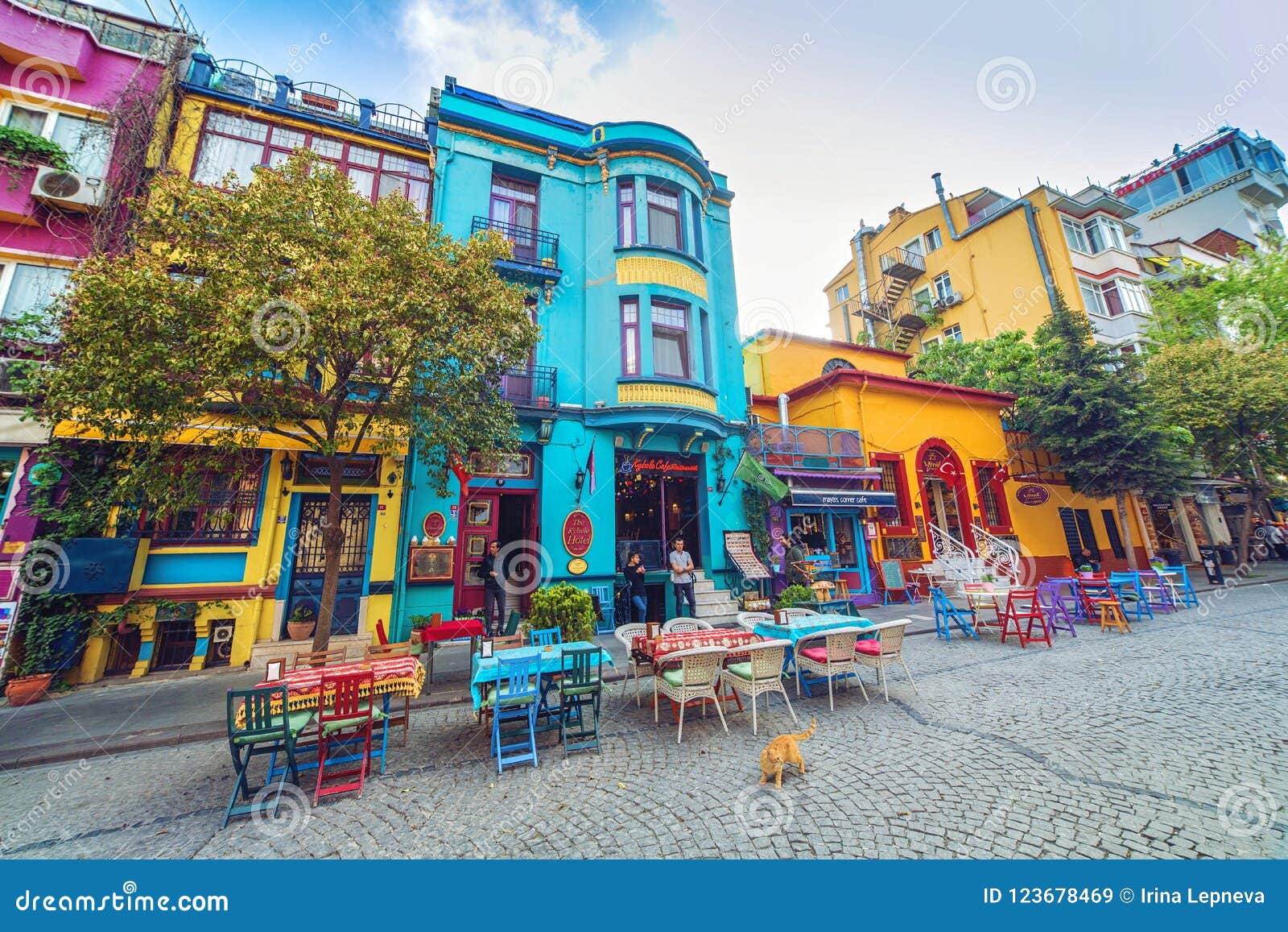 Calle Con Las Casas Coloridas Y Café Multicolor En Estambul Imagen de  archivo editorial - Imagen de cityscape, cultura: 123678469