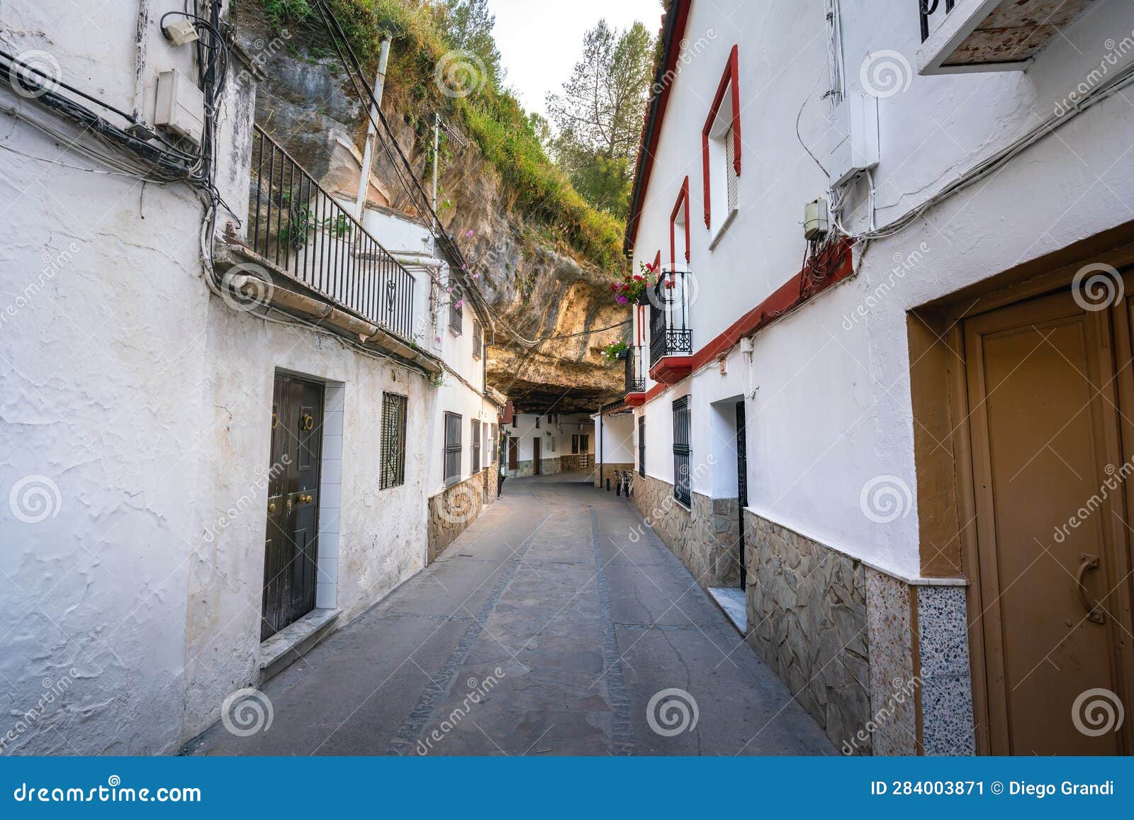 calle cuevas de la sombra street - setenil de las bodegas, andalusia, spain