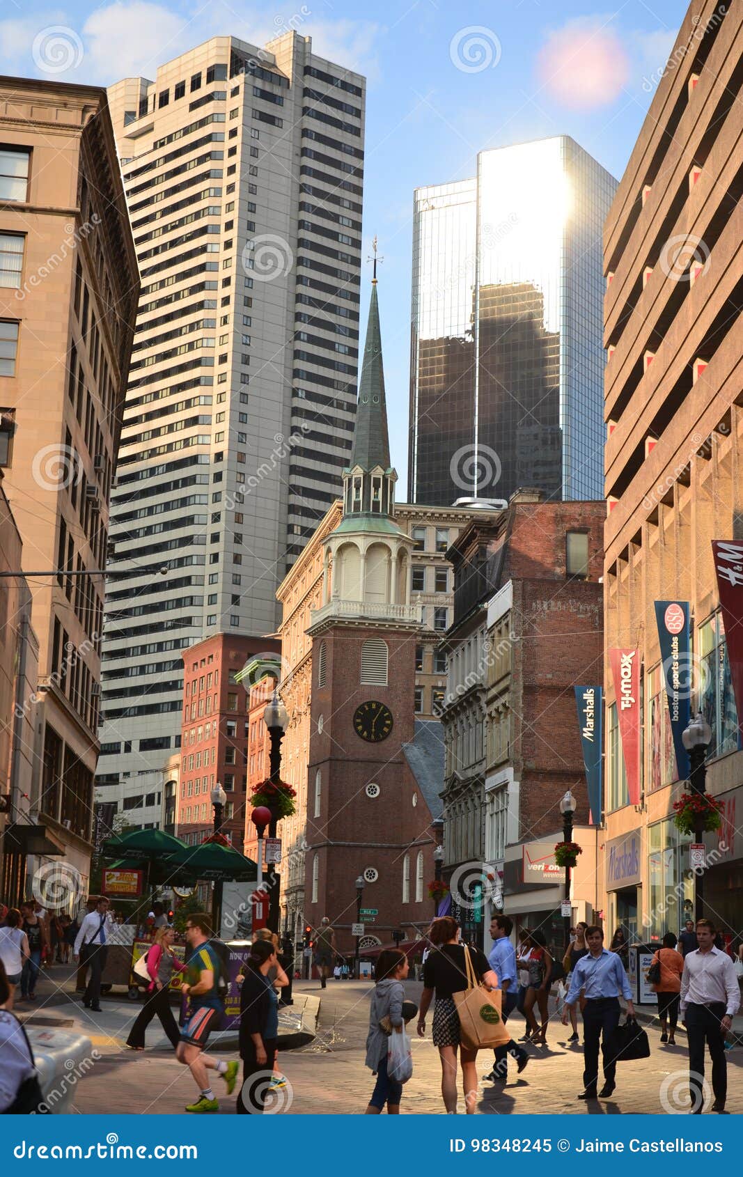 Calle de Boston. La calle en Boston llenó de una luz caliente