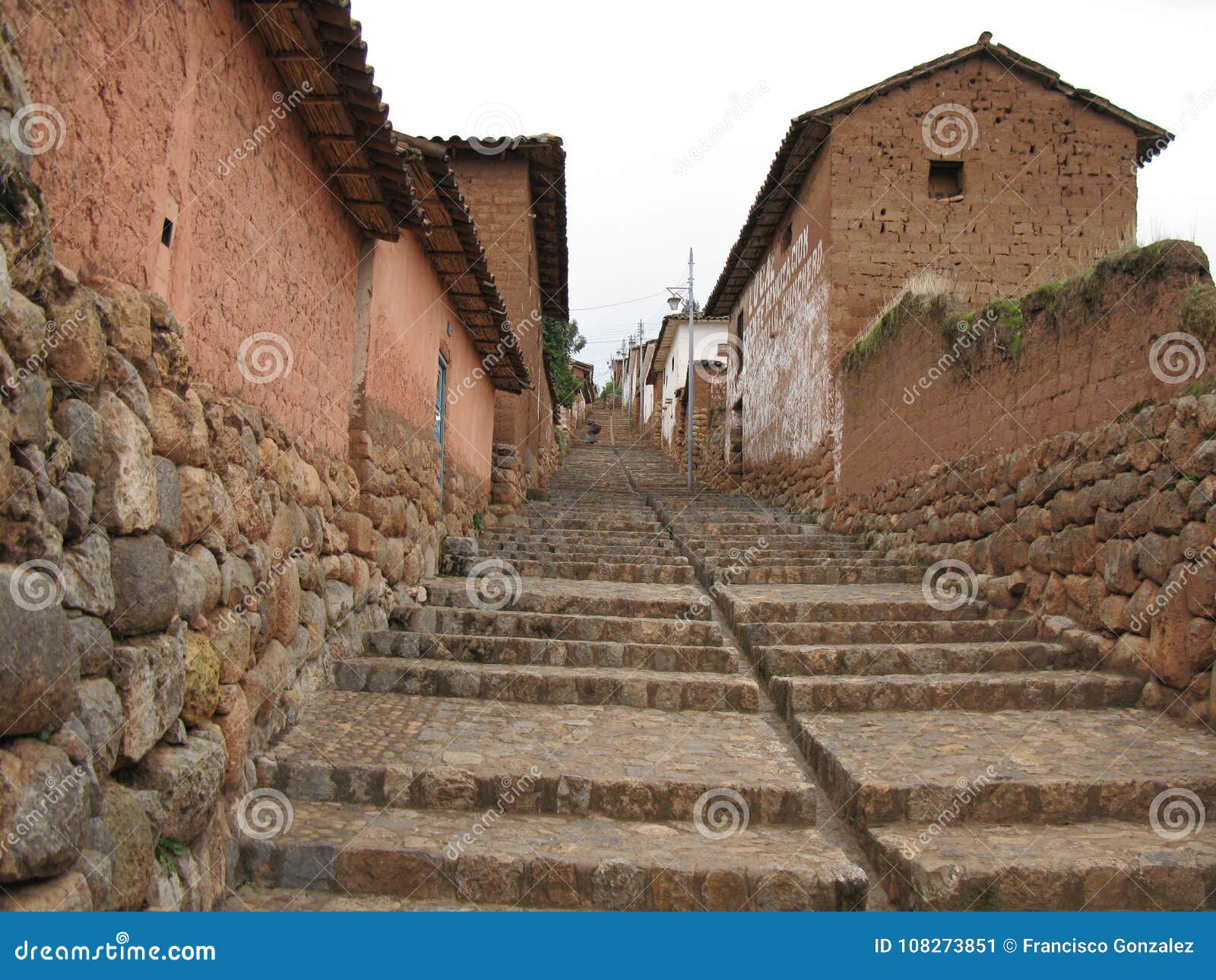 calle de escaleras en un pueblo de peru