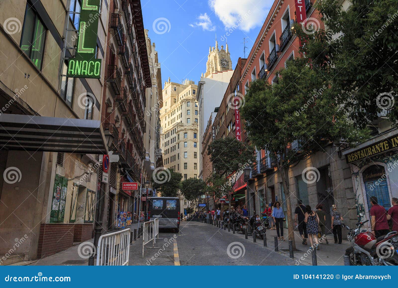 pecho despierta plato Calle De Las Tres Cruces, Madrid Imagen editorial - Imagen de gente, casa:  104141220