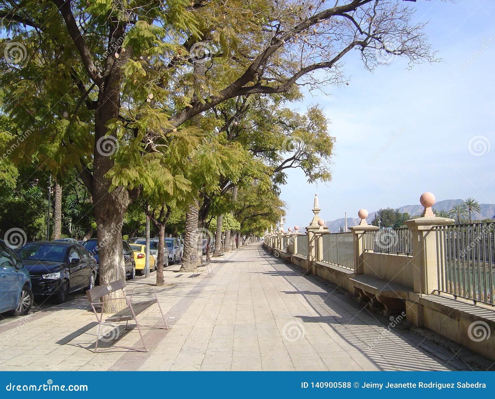 Calle de Murcia céntrica. Paseo a lo largo del río de Segura en el centro de la ciudad de MurciaÂ