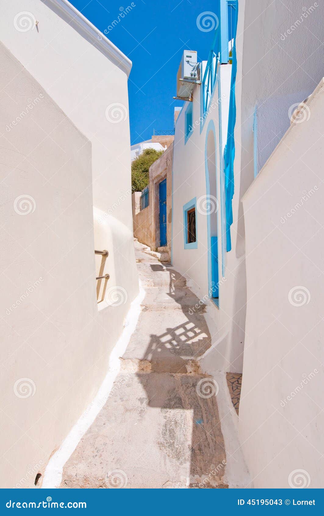 Calle estrecha en la ciudad en Santorini (Thira), Grecia de Fira. Calle estrecha en la ciudad de Fira en Santorini (Thira)