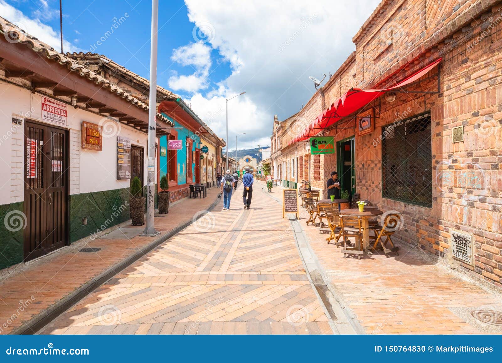 Calle peatonal de Colombia Chia en el centro histórico. Chia Colombia June 13 que camina en el área peatonal de Chia sabida para sus craftshops, restaurantes, cafés y barras Lanzamiento el 13 de junio de 2019