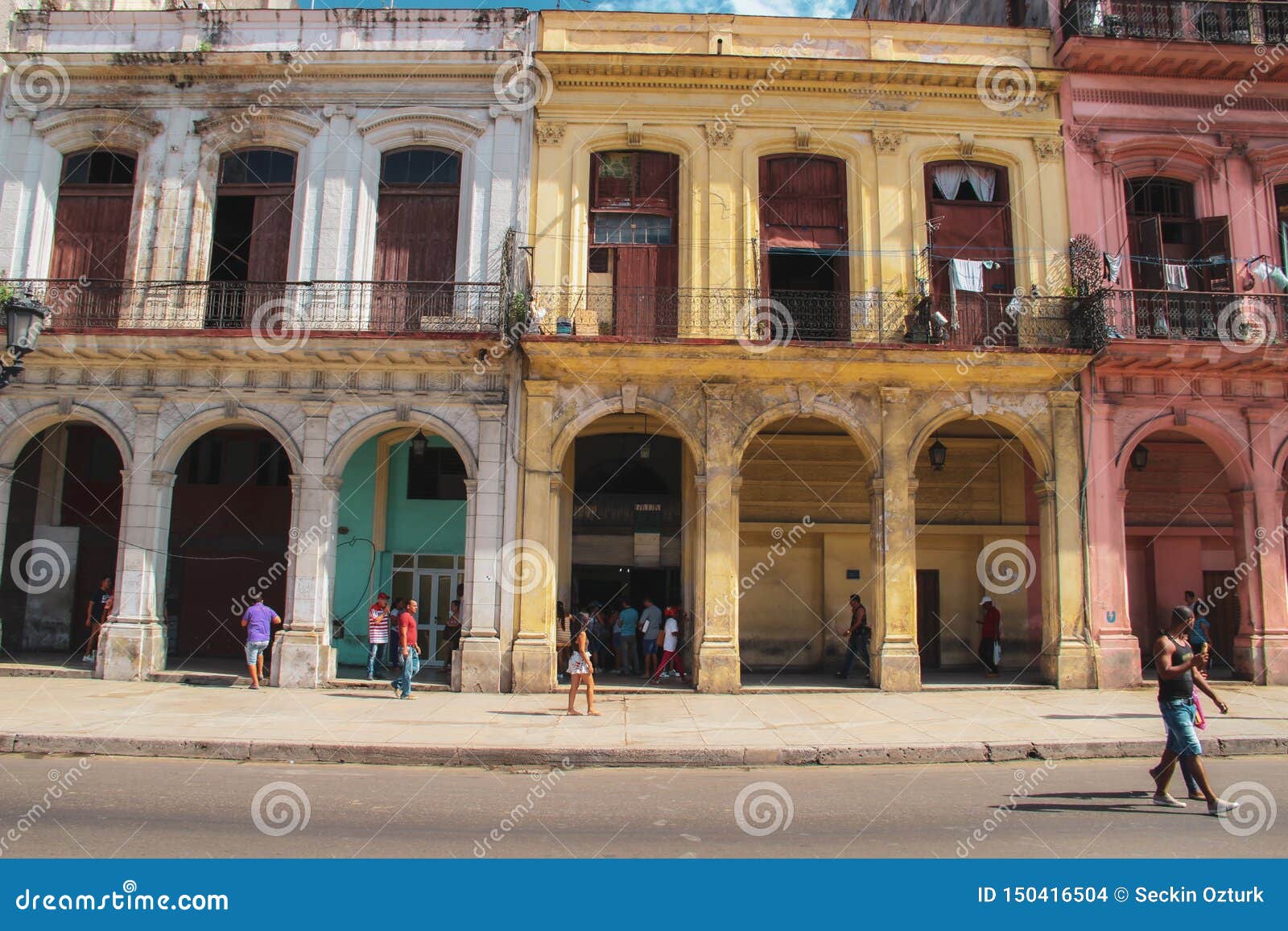 Calle vieja de La Habana en Cuba, Caribbeans. Vieja opinión estrecha de la calle y del edificio de La Habana en Cuba, Caribbeans