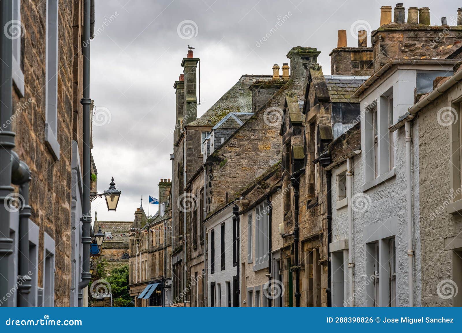 callejon pintoresco de la ciudad escocesa de saint andrews en la coste este del pais.
