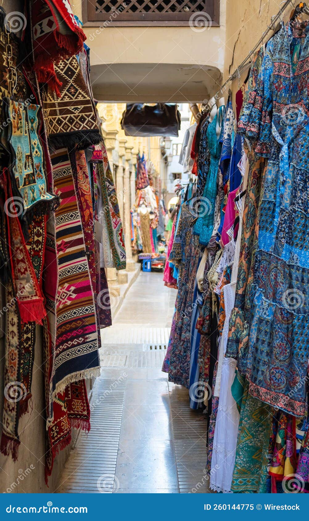 callejuela y bazar en la alcaicerÃÆÃÂ­a de granada, espaÃÆÃÂ±a