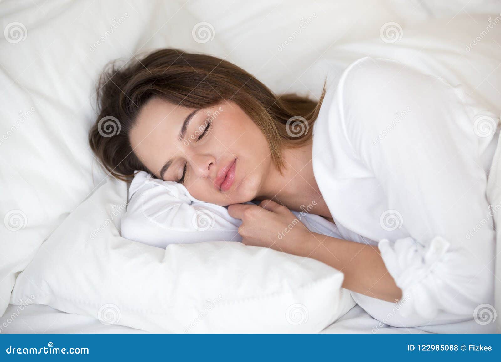 https://thumbs.dreamstime.com/z/calm-beautiful-woman-sleeping-peacefully-seeing-dreams-white-sheets-comfortable-bed-pretty-female-relaxing-soft-122985088.jpg