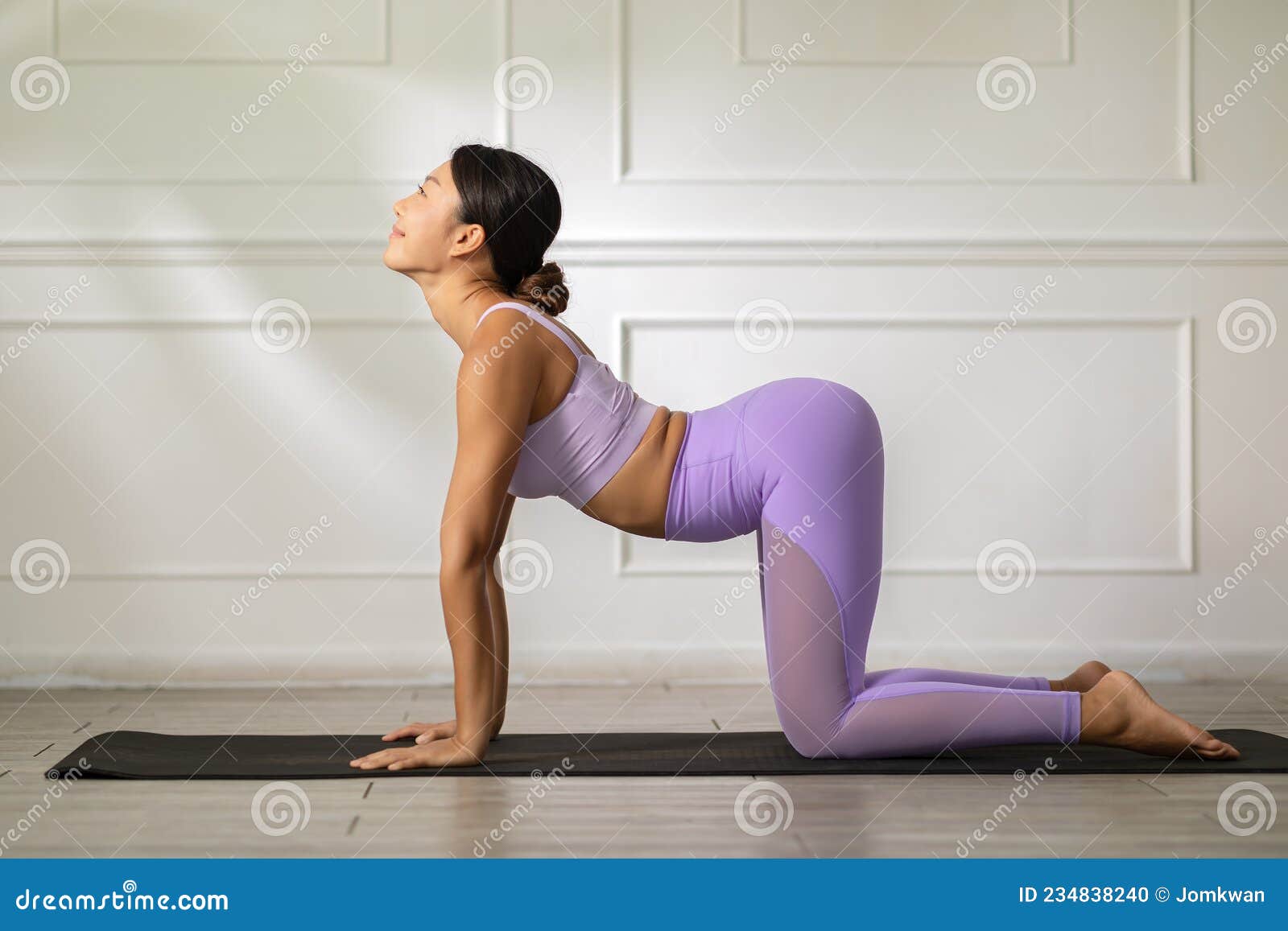 Calma De La Mujer Atlética Asiática En La Práctica De La Ropa Deportiva  Púrpura Yoga Gato Vaca Posar Para Respirar Y Meditar En Ca Foto de archivo  - Imagen de adulto, actividad