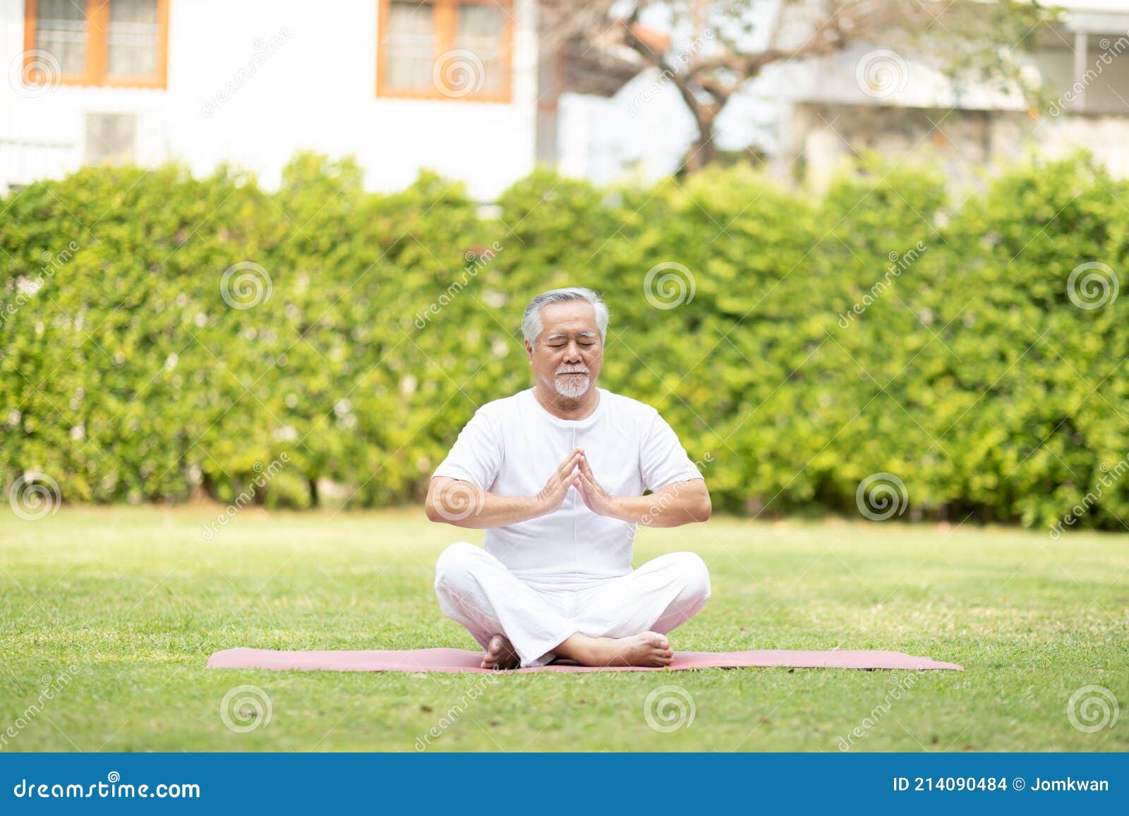Calmo Idoso Asiático Saudável Com Pêlos Brancos Fazendo Yoga Lotus