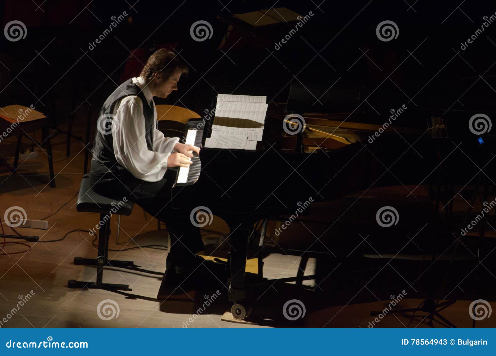 Calvin Jones i Dnipro Symfoniczna orkiestra. DNIPRO UKRAINA, PAŹDZIERNIK, - 8, 2016: Amerykański kompozytor Calvin Jones i pianista wykonujemy przy Filharmonicznym