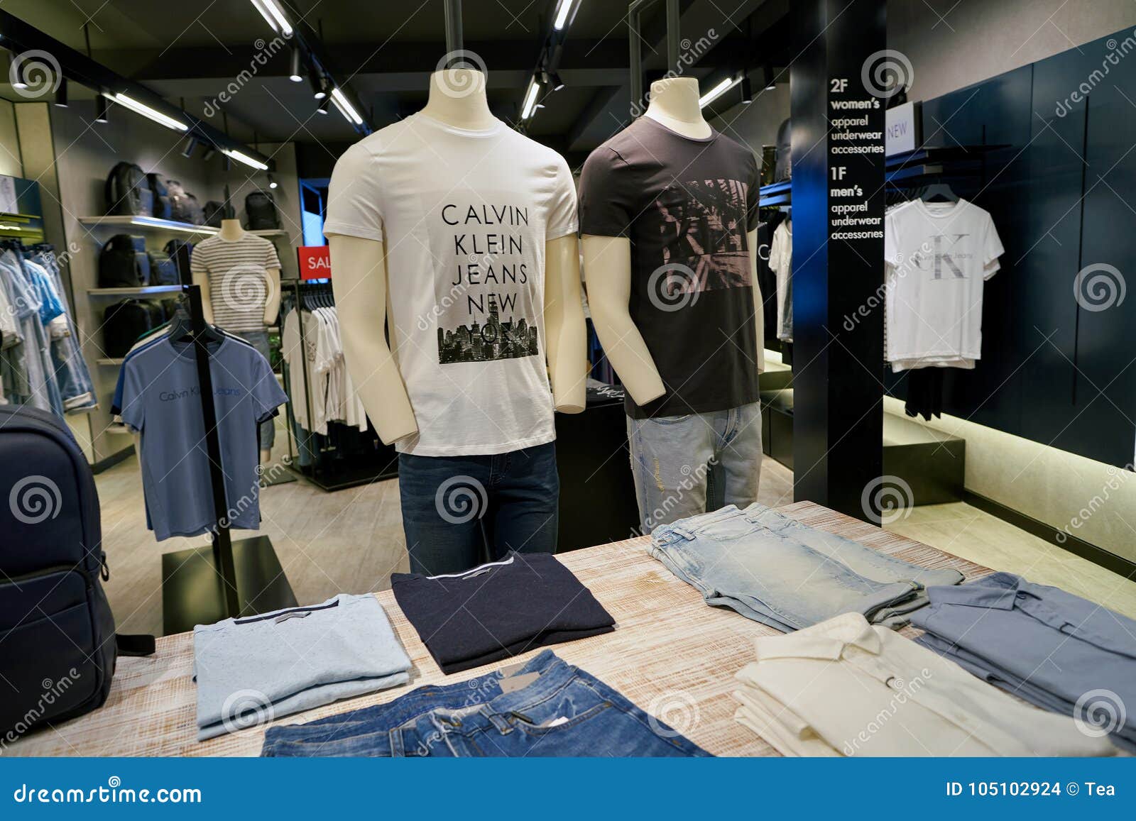 Calvin Klein Jeans redaktionelles stockbild. Bild von geschäft - 105102924