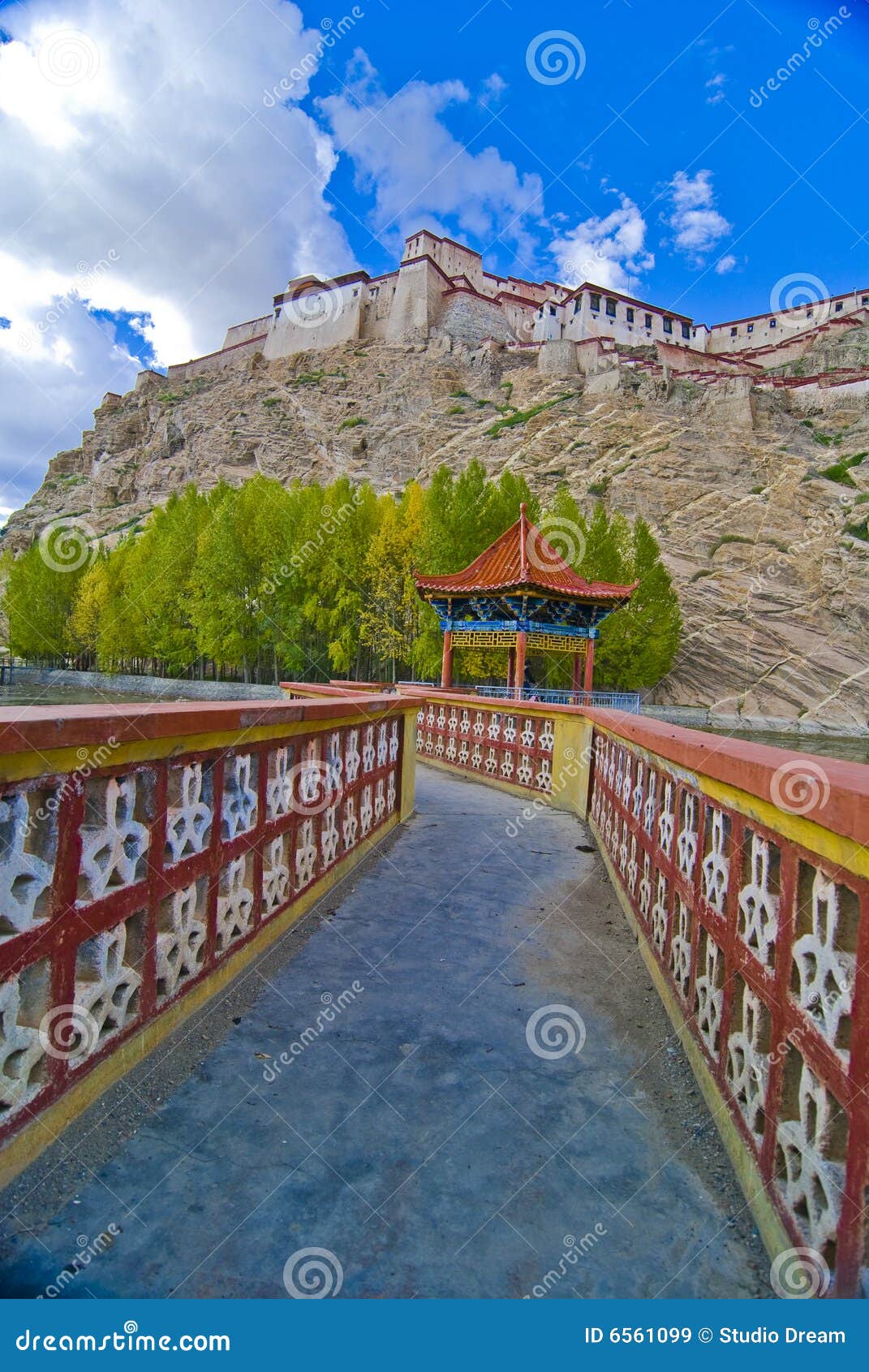 Calzada y fortaleza tibetanas. Una calzada en Tíbet a y fortaleza vieja.