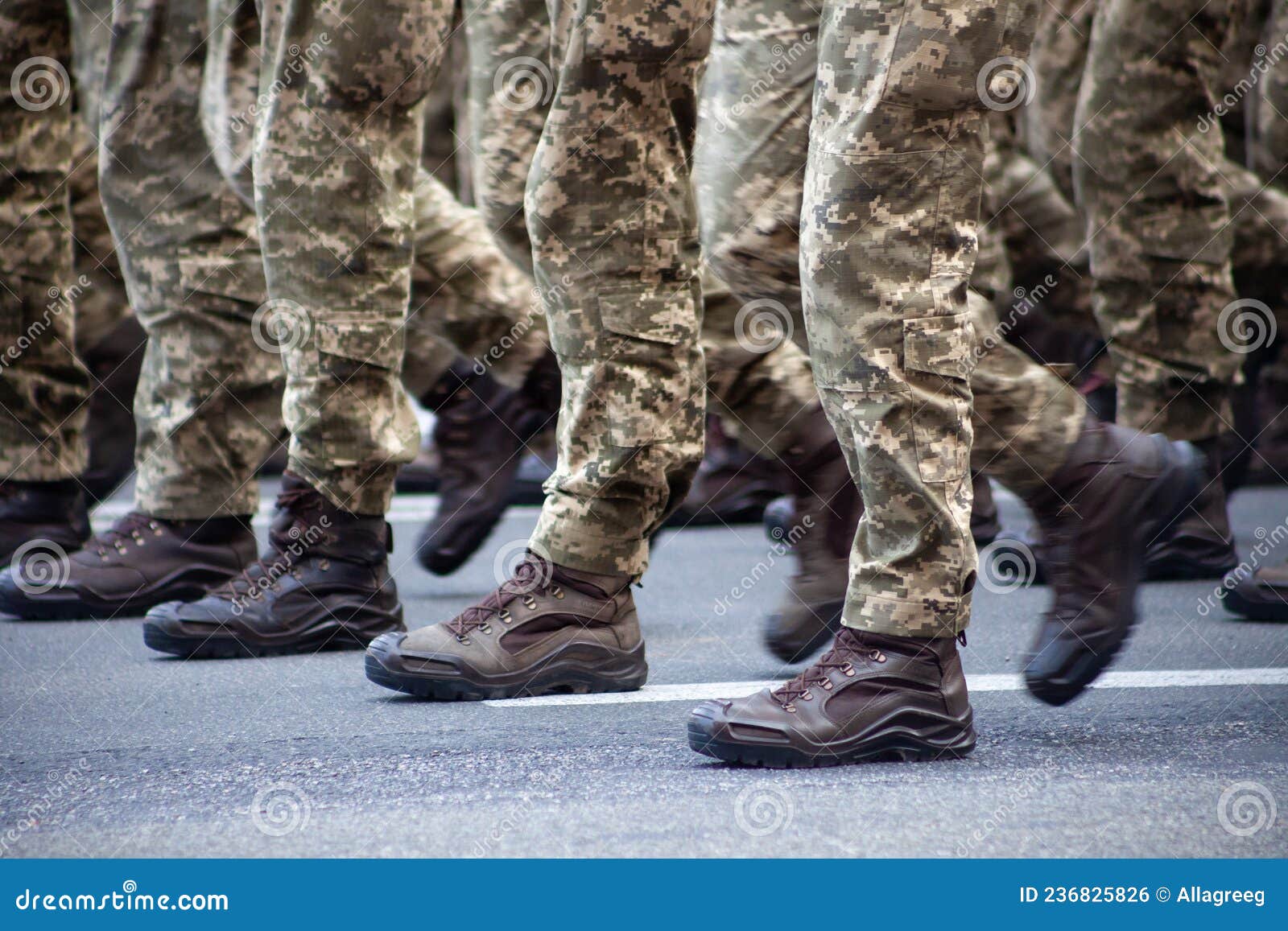 Alabama Mentor abolir Calzado Militar Moderno Para Soldados. Un Soldado De Uniforme Marcha En El  Desfile. Gente En La Multitud. Botas En Foto de archivo - Imagen de fuerza,  hombres: 236825826