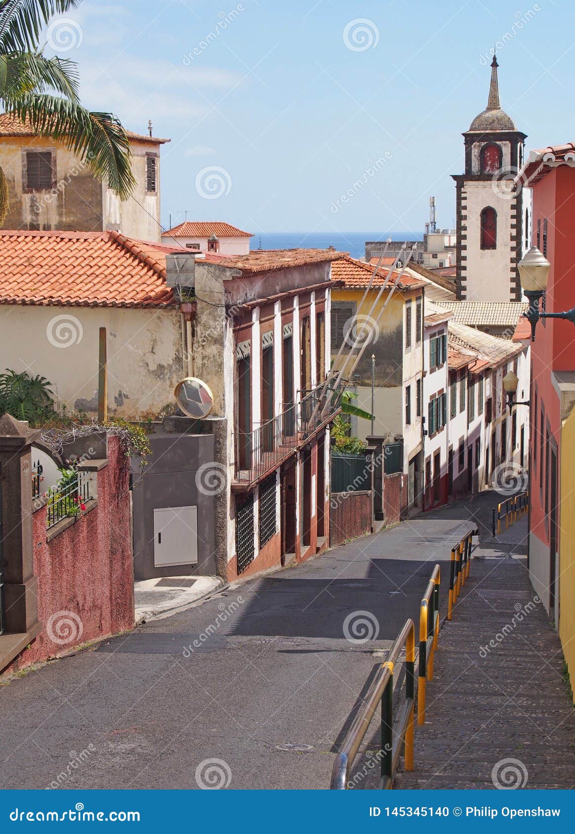 CalÃ§ada de Santa Clara ulica starzy malujący domy w Funchal Madeira biegać zjazdowy w kierunku morza z historycznym kościół SÃ£o Pedro