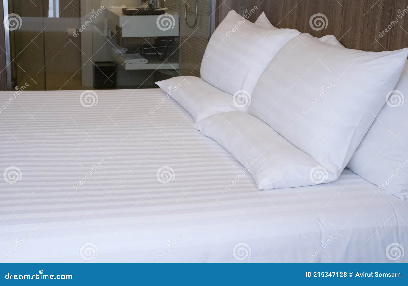 https://thumbs.dreamstime.com/z/cama-blanca-limpia-en-el-hotel-almohada-c%C3%B3moda-la-dormitorio-s%C3%A1banas-y-almohadas-habitaci%C3%B3n-de-grande-con-blancas-grandes-215347128.jpg