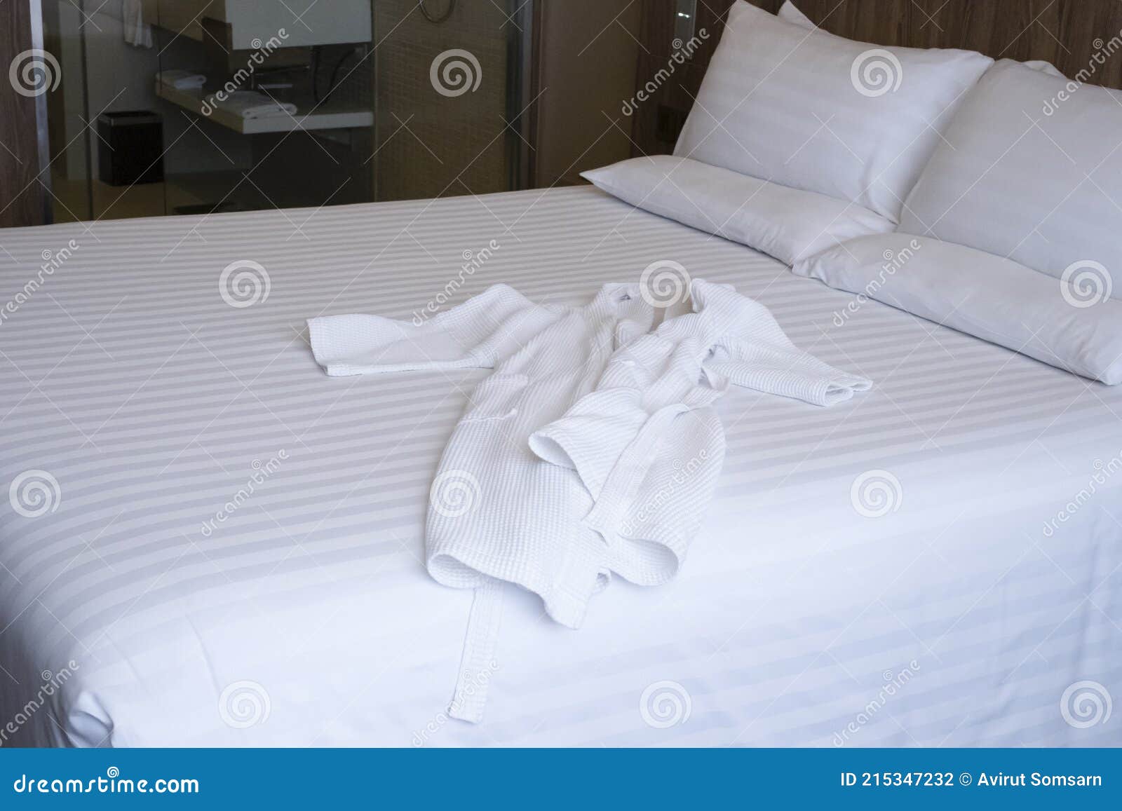 Cama Blanca Limpia En El Hotel. Almohada Cómoda Blanca En La Cama