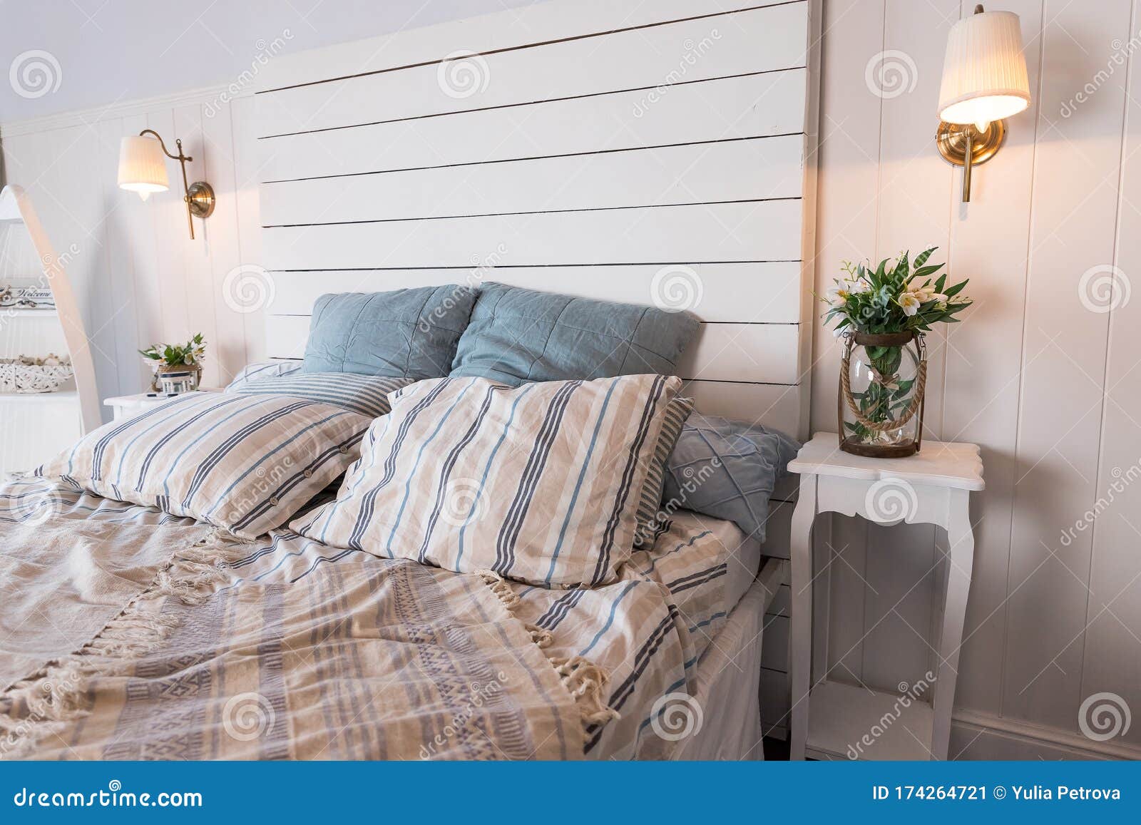 Cama Contemporánea Vestida Con Cojines De Colores Pastel Y Jarrón Con  Flores De Primavera Sobre Blanco Imagen de archivo - Imagen de rosa, suave:  174264721